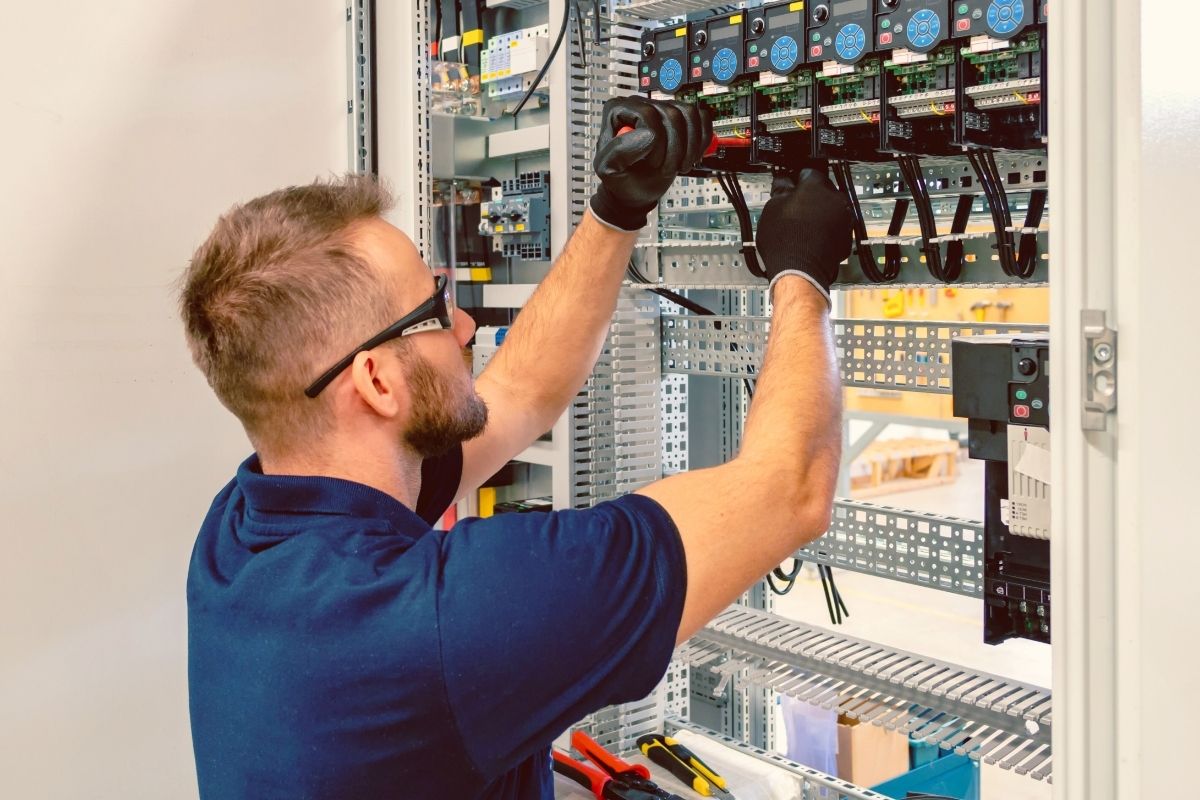 uomo lavora impianto elettrico