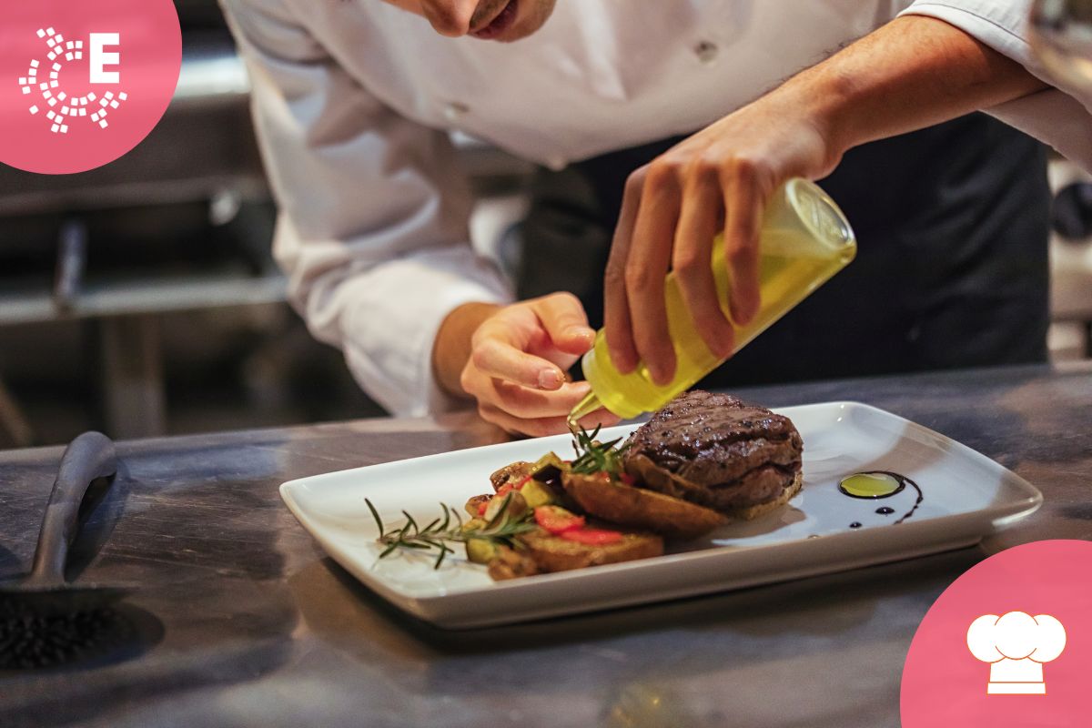 cuoco condisce piatto con olio