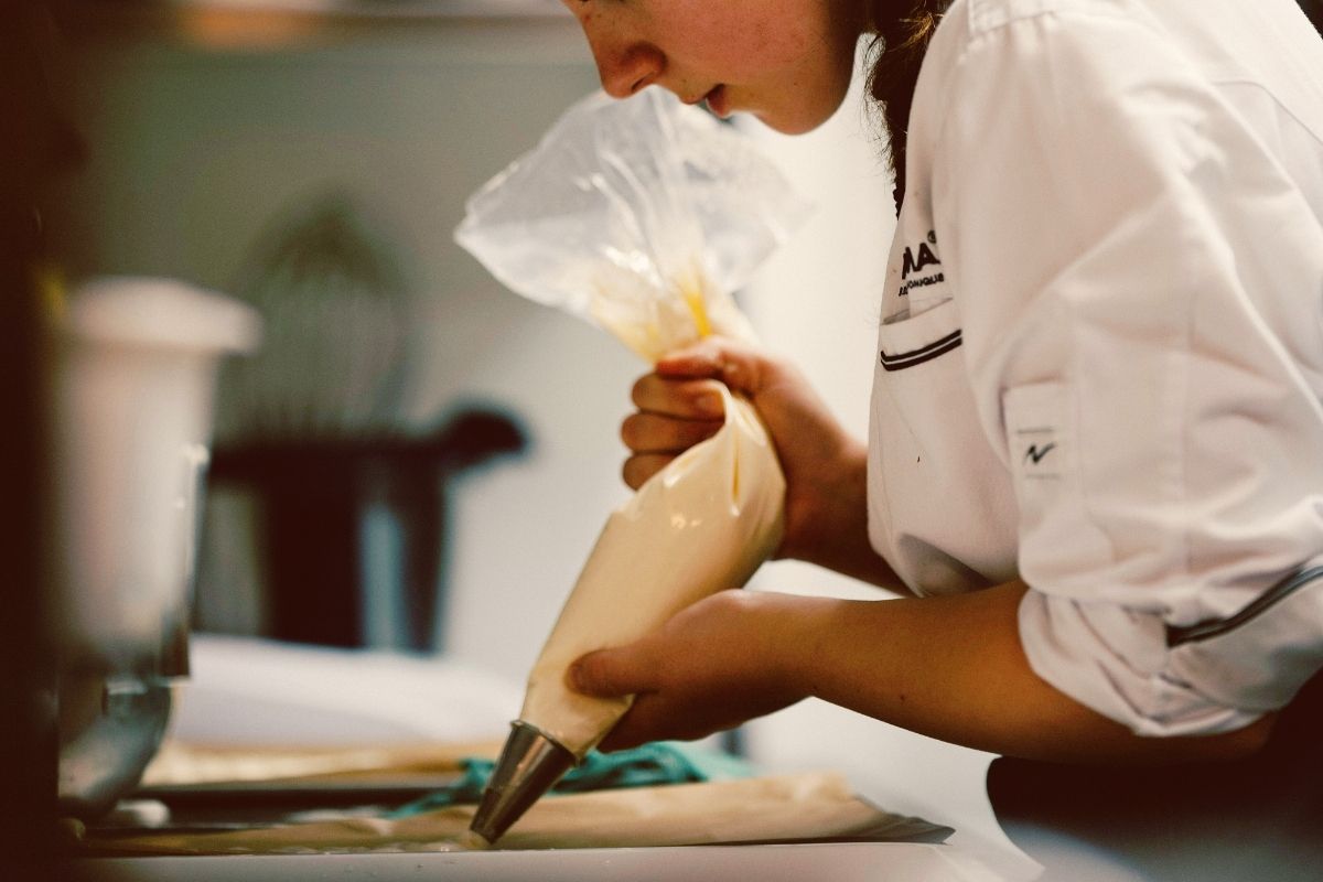 ragazza con sac à poche
