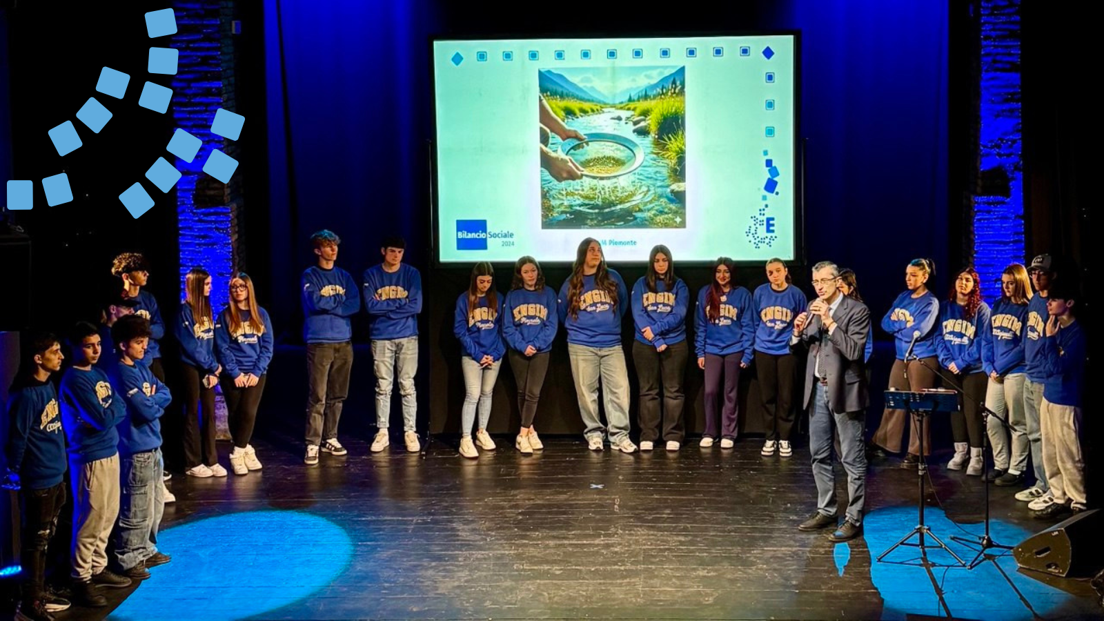 Giovani in obbligo scolastico su palco di teatro