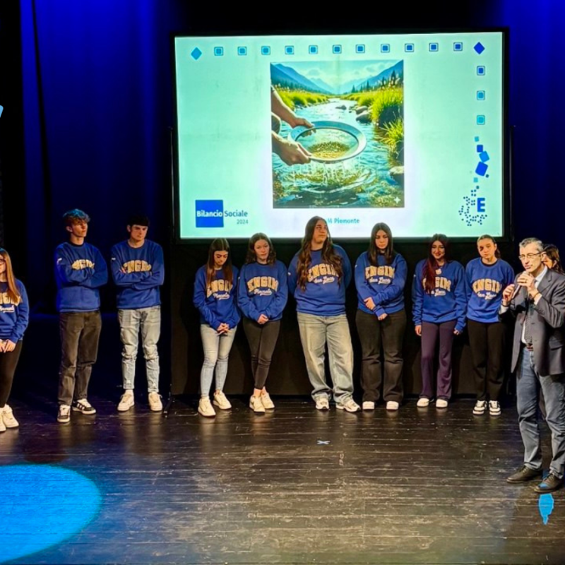 Giovani in obbligo scolastico su palco di teatro