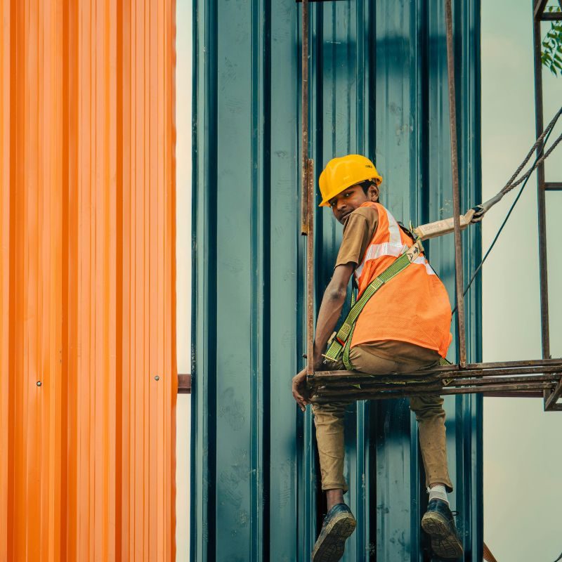 persona sospesa lavoro cavi