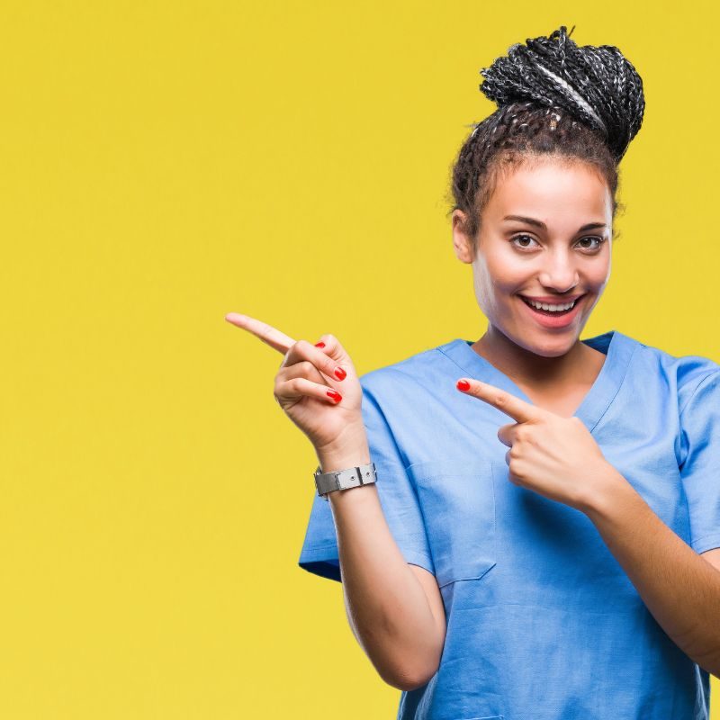 operatrice socio sanitaria sorride